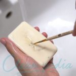 Очистить кисти хозяйственным мылом